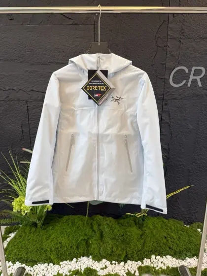 【顶级版本】原子灰 - Bate Jacket ( 热卖色)🔥 🐦RC‘TERYX Bate Lt Jacket 始祖鸟夹克硬壳系列 Beat Jacket 千呼万唤始出来 上身爱了,妥妥被安排! 这是我们功能性的GORE-TEX外壳,它采用耐用的80D面料 GORE-TEX ePE(膨体聚乙烯)薄膜制成,轻便、结实且不含PFC,提供持久防泼水、防风、透气.C-KNIT背衬提升舒适度,而简洁的StormHood风帽一拉即可进行调节,提供周全保护的同时不遮挡视线.拼接剪裁,活动自如,升级款式,采用轻量而耐用的GORE-TEXePE面料,有助于减少碳足迹,而80D面料在不增加重量的情况下进一步提升耐用性. •多用途服装适用于多种活动和环境. • 轻量 高性能的简约设计,轻量而耐磨. •防水、防风、透气面料可提供多面防护 Ykk轻量化拉链套件 洗标位置按照原版在口袋内里 翻层位固定缝纫 对日常的口袋取物置物活动没有影响和不适 看到过直接单缝在内里边角位置的糟糕细节 这些外表轻易观察不到的地方往往最给穿着者带来幸福感; 产品颜色:原子灰 (见尺码图)